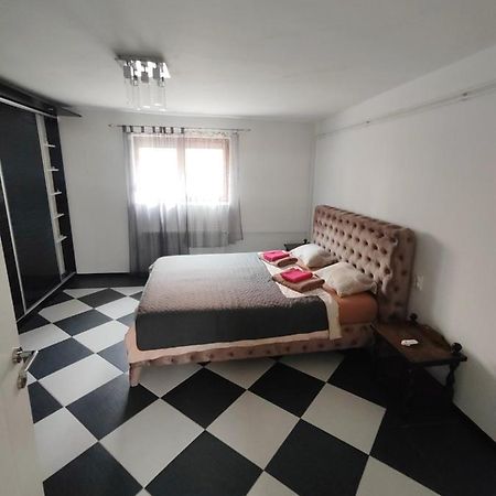 Downtown Apartment Ni Extérieur photo