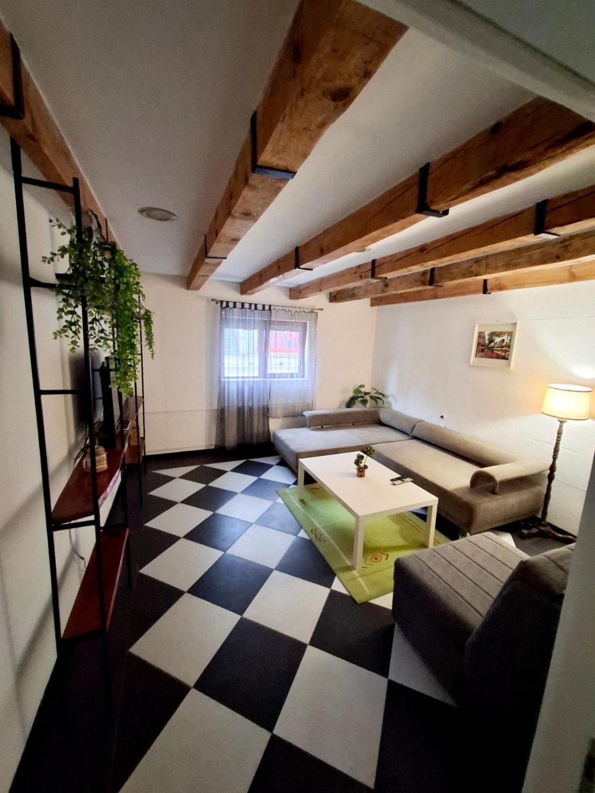 Downtown Apartment Ni Extérieur photo
